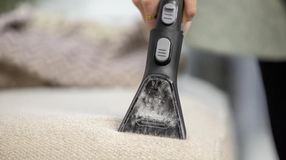 SZŐNYEG- ÉS KÁRPITTISZTÍTÓ